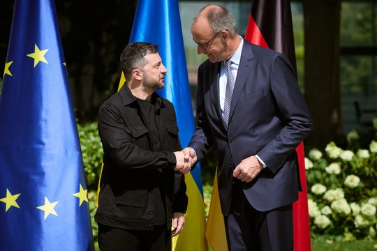 Thủ tướng Đức Friedrich Merz bắt tay Tổng thống Ukraine Volodymyr Zelensky. Ảnh: Getty.