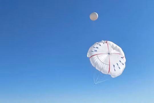 Trong quá trình thử nghiệm, chiếc diều rộng 5.000 mét vuông và hai chiếc diều rộng 1.200 mét vuông được kết nối đã được đưa lên không trung bằng khinh khí cầu helium. Ảnh: CCTV.