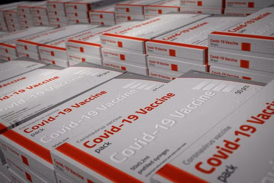 Việc chia sẻ công nghệ điều chế vaccine đang gây ra cuộc tranh cãi kịch liệt (Ảnh: Shutterstock)