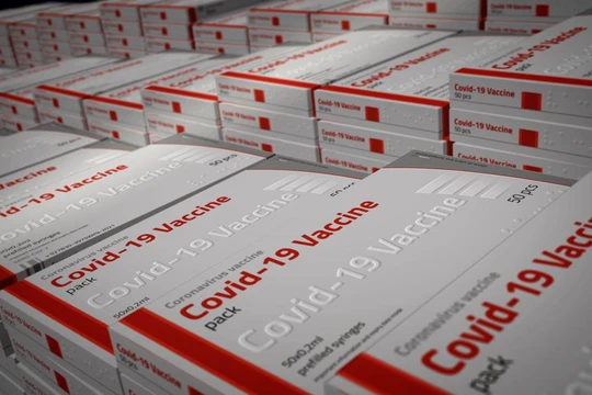 Việc chia sẻ công nghệ điều chế vaccine đang gây ra cuộc tranh cãi kịch liệt (Ảnh: Shutterstock)