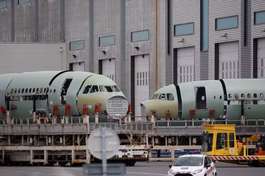 Các phần thân máy bay của dòng máy bay Airbus A320 được nhìn thấy tại cơ sở Airbus ở Montoir-de-Bretagne gần Saint-Nazaire, Pháp, ngày 1/7/2020. Ảnh: Reuters.