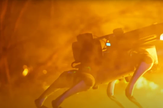 Hình ảnh chó robot gắn súng phun lửa xuất hiện trong đoạn video quảng cáo