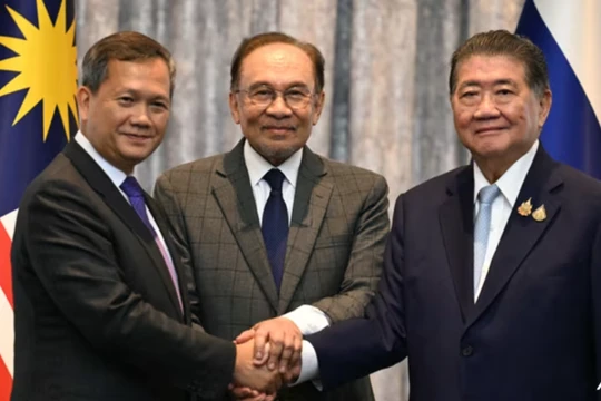 Thủ tướng Campuchia Hun Manet, Thủ tướng Malaysia Anwar Ibrahim (giữa) và quyền Thủ tướng Thái Lan Phumtham Wechayachai bắt tay nhau sau cuộc họp báo tại Putrajaya vào ngày 28/7. Ảnh: AFP.