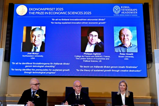 Ba nhà kinh tế học Joel Mokyr, Philippe Aghion và Peter Howitt đã giành giải Nobel Kinh tế năm 2025. Ảnh: Reuters.