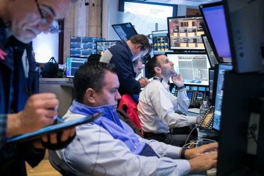 Nhiều người vẫn đặt cược rằng Fed sẽ cắt giảm lãi suất ngay trong tháng 3 (Ảnh: Bloomberg)