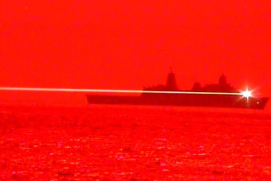 Tàu USS Portland thử nghiệm vũ khí laser trên vùng biển Thái Bình Dương vào ngày 16/5 vừa qua (Ảnh: CNN)