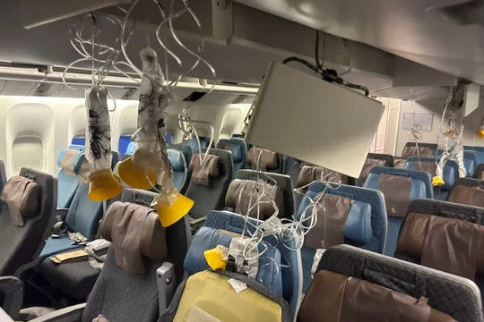 Hình ảnh bên trong chuyến bay SG321 của Singapore Airlines sau khi hạ cánh khẩn cấp xuống Sân bay Quốc tế Suvarnabhumi ở Bangkok, Thái Lan, ngày 21/ (Ảnh: Reuters)