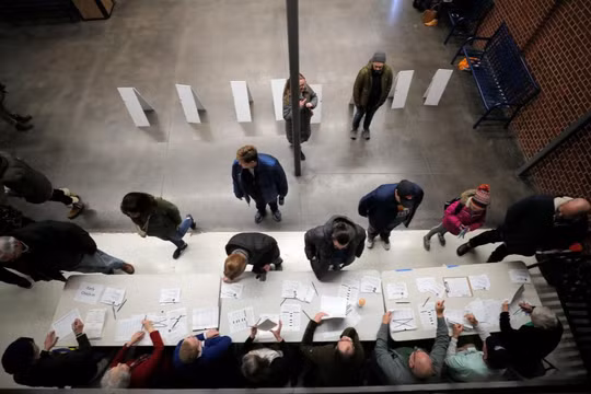 Các cử tri tham gia bầu cử theo hình thức họp kín ở Iowa (Ảnh: Reuters)