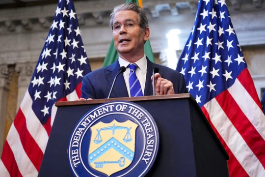 Bộ trưởng Tài chính Mỹ Scott Bessent phát biểu khi ông và Đại diện Thương mại Jamieson Greer tổ chức họp báo bên lề cuộc họp thường niên của IMF/Ngân hàng Thế giới tại Washington, D.C. ngày 15/10. Ảnh: Reuters.