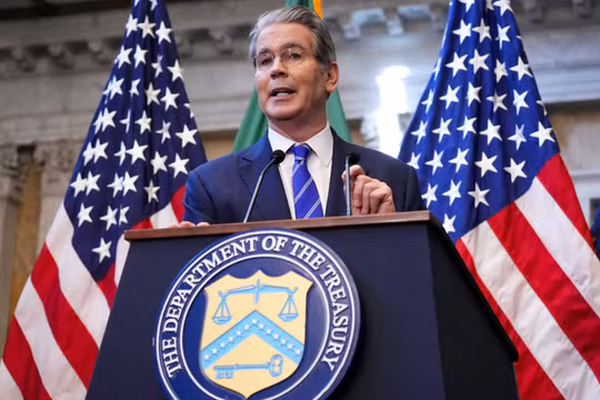 Bộ trưởng Tài chính Mỹ Scott Bessent phát biểu khi ông và Đại diện Thương mại Jamieson Greer tổ chức họp báo bên lề cuộc họp thường niên của IMF/Ngân hàng Thế giới tại Washington, D.C. ngày 15/10. Ảnh: Reuters.