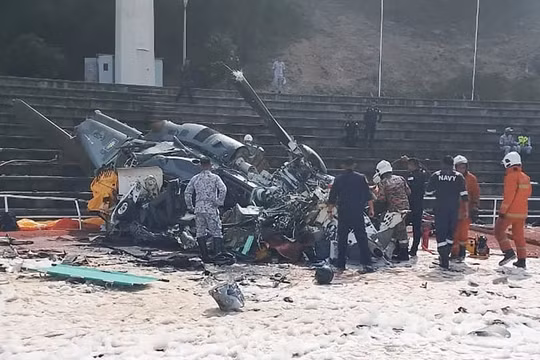 Một trong những chiếc trực thăng của hải quân đã rơi xuống sân vận động của khu quân sự ở Lumut, bang Perak của Malaysia (Ảnh: SCMP)