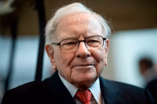 Warren Buffett nói đùa rằng cầm nhiều tiền mặt cũng "chả chết ai" (Ảnh: AFP)