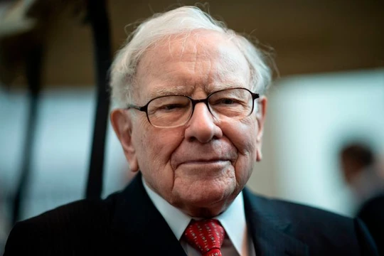 Warren Buffett nói đùa rằng cầm nhiều tiền mặt cũng "chả chết ai" (Ảnh: AFP)