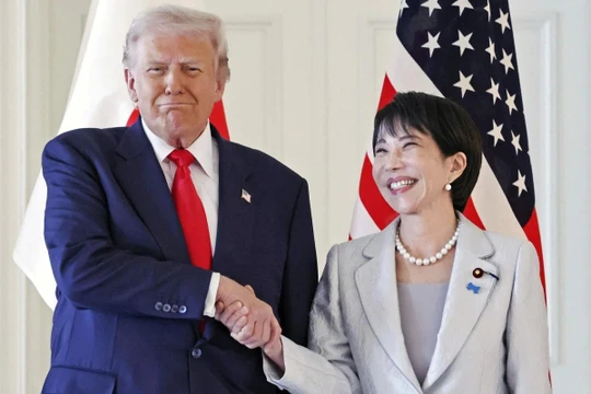 Thủ tướng Nhật Bản Sanae Takaichi (phải) và Tổng thống Mỹ Donald Trump bắt tay nhau trước hội nghị thượng đỉnh tại Tokyo hôm 28/10. Ảnh: Kyodo News.
