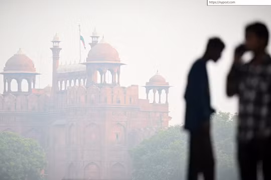 Sương mù bao phủ quanh Pháo đài Đỏ nổi tiếng của Delhi vào sáng sớm tháng 11. Ảnh: Hindustan Times.