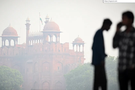 Sương mù bao phủ quanh Pháo đài Đỏ nổi tiếng của Delhi vào sáng sớm tháng 11. Ảnh: Hindustan Times.