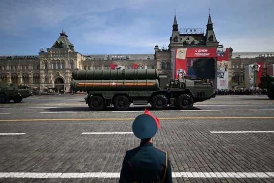 Hệ thống phòng không tên lửa S-400 của Nga diễu hành qua Quảng trường Đỏ trong buổi diễn tập cho cuộc duyệt binh Ngày Chiến thắng ở trung tâm Moscow vào ngày 7/5/2023. Ảnh: Sputnik.