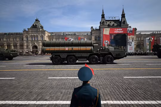 Hệ thống phòng không tên lửa S-400 của Nga diễu hành qua Quảng trường Đỏ trong buổi diễn tập cho cuộc duyệt binh Ngày Chiến thắng ở trung tâm Moscow vào ngày 7/5/2023. Ảnh: Sputnik.