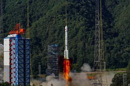 Một tên lửa Trường Chinh-3B mang theo một cụm vệ tinh BeiDou phóng đi từ một địa điểm phóng ở phía tây nam Trung Quốc vào năm ngoái. Ảnh: Xinhua.