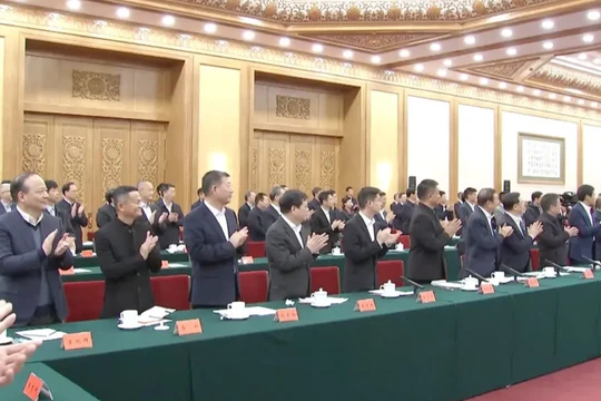 Jack Ma, thứ hai từ trái sang, và các lãnh đạo doanh nghiệp Trung Quốc khác trong cuộc họp ở Bắc Kinh do nhà lãnh đạo Trung Quốc Tập Cận Bình chủ trì trong hôm 17/2. Ảnh: CCTV.