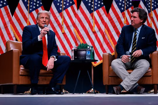 Cựu Tổng thống Mỹ Donald Trump ngồi trò chuyện với Tucker Carlson trong bài phỏng vấn trực tiếp của ông vào ngày 31/10 (Ảnh: Getty)