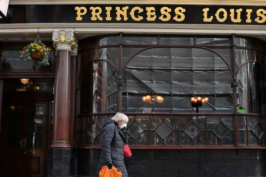 Chính phủ Anh chỉ thị đóng cửa nhà hàng, quán bar, hỗ trợ 80% lương công nhân viên thất nghiệp (Ảnh: CNN)