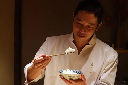 Đầu bếp người Nhật Kenichi Fujimoto nếm thử một suất cơm Kinmemai Premium, loại gạo đắt nhất thế giới. Ảnh: CNN.