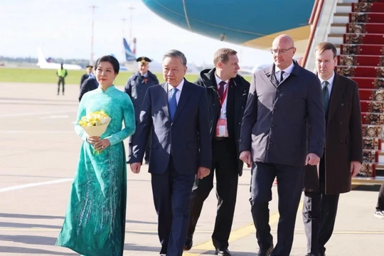 Tổng Bí thư Tô Lâm và Phu nhân đến thủ đô Moskva, bắt đầu chuyến thăm chính thức Liên bang Nga và dự Lễ kỷ niệm 80 năm Ngày Chiến thắng trong chiến tranh Vệ quốc vĩ đại. Ảnh: Thống Nhất/TTXVN.