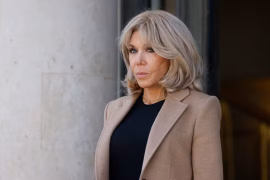 Bà Brigitte Macron, vợ của Tổng thống Pháp Emmanuel Macron, nhìn về phía Cung điện Elysee ở Paris vào ngày 27/3. Ảnh: AFP.