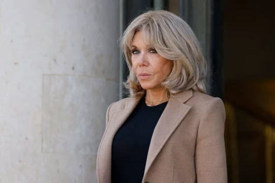 Bà Brigitte Macron, vợ của Tổng thống Pháp Emmanuel Macron, nhìn về phía Cung điện Elysee ở Paris vào ngày 27/3. Ảnh: AFP.