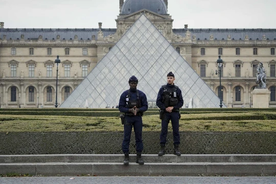 Cảnh sát đứng gác bên ngoài bảo tàng Louvre vào ngày 19/10. Ảnh: Getty.