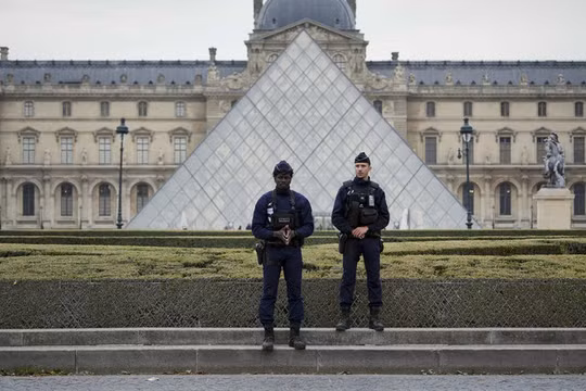 Cảnh sát đứng gác bên ngoài bảo tàng Louvre vào ngày 19/10. Ảnh: Getty.