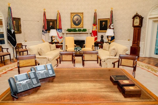 Bên trong Phòng Bầu dục hôm 20/1, ngay sau lễ nhậm chức của Tổng thống Donald Trump. Ảnh: WSJ.