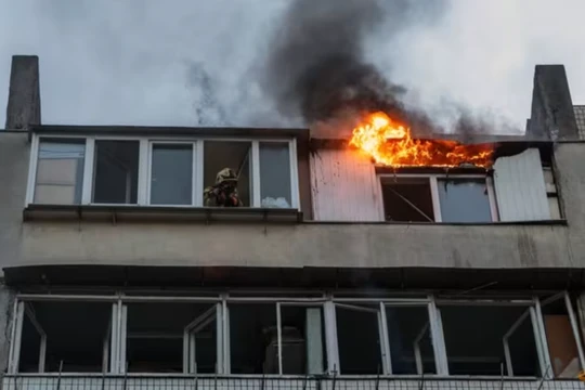 Ngọn lửa bùng phát từ một tòa nhà chung cư bị hư hại trong cuộc tấn công bằng máy bay không người lái của Nga nhằm vào Kiev, ngày 24/5. Ảnh: Reuters.