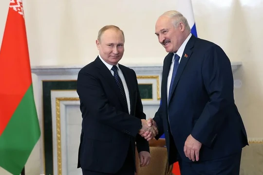 Tổng thống Nga Vladimir Putin và Tổng thống Belarus Alexander Lukashenko gặp tại St. Petersburg (Ảnh: EPA).