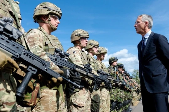 Cựu Tổng thư ký NATO Jens Stoltenberg và các binh sĩ Quân đội Anh. Ảnh: MW.
