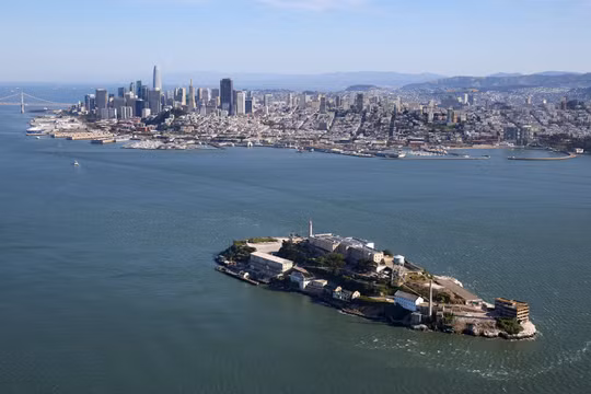 Nhà tù nơi từng giam giữ trùm mafia khét tiếng Al Capone nổi tiếng với sự đối xử khắc nghiệt, bao gồm các phòng giam biệt lập tối đen như mực. Nơi đây được coi là nhà tù an ninh nhất nước Mỹ do vị trí trên đảo, vùng nước lạnh giá và dòng chảy mạnh. Ảnh: Reuters.