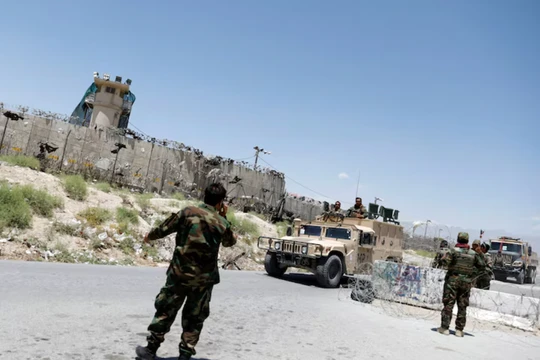 Binh lính Afghanistan đứng gác tại một trạm kiểm soát bên ngoài căn cứ không quân Bagram của Mỹ, vào ngày những binh lính Mỹ cuối cùng rời khỏi đây, ngày 2/7/2021. Ảnh: Reuters.