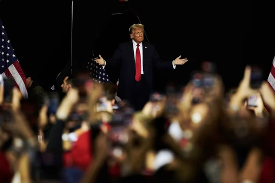 Ứng cử viên tổng thống của đảng Cộng hòa Donald Trump tại một cuộc vận động tranh cử hôm 1/11 ở Milwaukee (Ảnh: WSJ)