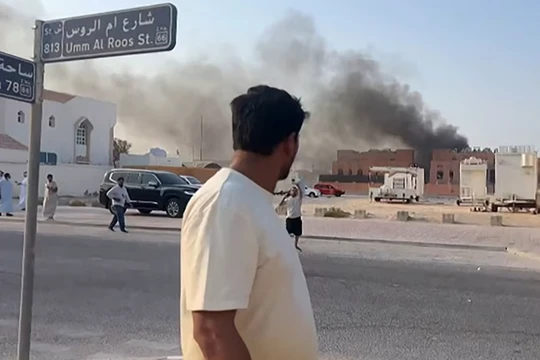 Một người đàn ông nhìn vào đám khói bốc lên sau vụ nổ ở thủ đô Doha của Qatar vào ngày 9/9. Ảnh: AFP.