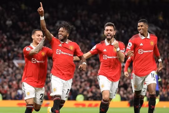 Fed ăn mừng bàn thắng cùng Antony, Bruno Fernandes và Marcus Rashford sau khi ghi bàn (Ảnh: Getty)