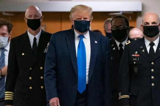 Tổng thống Trump cùng đội ngũ của ông đeo khẩu trang khi tới thăm trung tâm y tế quân đội Walter Reed (Ảnh: AFP)
