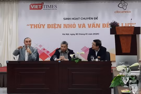 PGS. TS Vũ Thanh Ca (trái) phát biểu tại buổi toạ đàm “Thuỷ điện nhỏ và vấn đề lũ lụt” do CLB Café Số và VietTimes phối hợp thực hiện