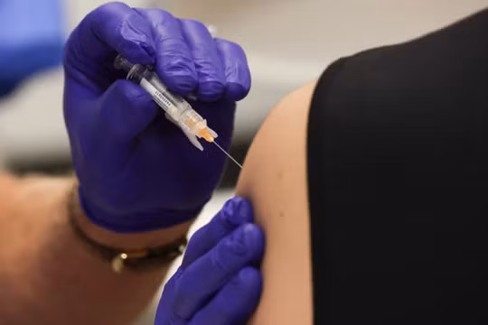 Một nghiên cứu ước tính rằng trong năm đầu tiên sử dụng, vaccine Covid-19 đã ngăn ngừa được gần 20 triệu ca tử vong trên toàn thế giới. Ảnh: AFP.