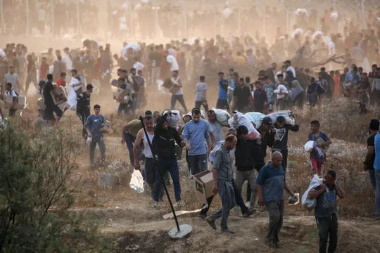 Người dân mang hàng cứu trợ từ Quỹ Nhân đạo Gaza (GHF) vào ngày 8/6. Ảnh: Getty.