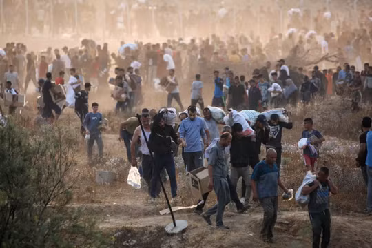 Người dân mang hàng cứu trợ từ Quỹ Nhân đạo Gaza (GHF) vào ngày 8/6. Ảnh: Getty.