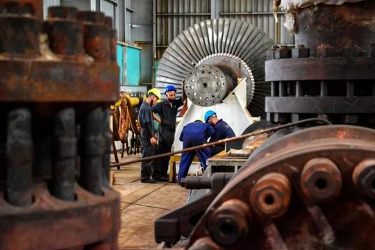 Các kỹ thuật viên Cuba đang nỗ lực khôi phục lưới điện sau khi nó bị sập hôm 18/10 (Ảnh: Granma)