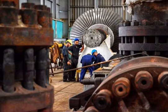 Các kỹ thuật viên Cuba đang nỗ lực khôi phục lưới điện sau khi nó bị sập hôm 18/10 (Ảnh: Granma)