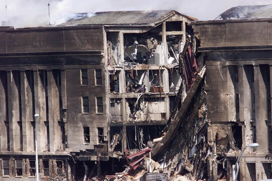 Một phần của Lầu Năm Góc, sau khi bị một chiếc máy bay đâm vào, ngày 11/9/2001 (Ảnh: AFP)