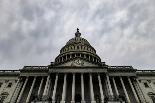 Mỹ bị hạ triển vọng tín dụng do rủi ro về sức mạnh tài chính và sự phân cực chính trị (Ảnh: NPR)